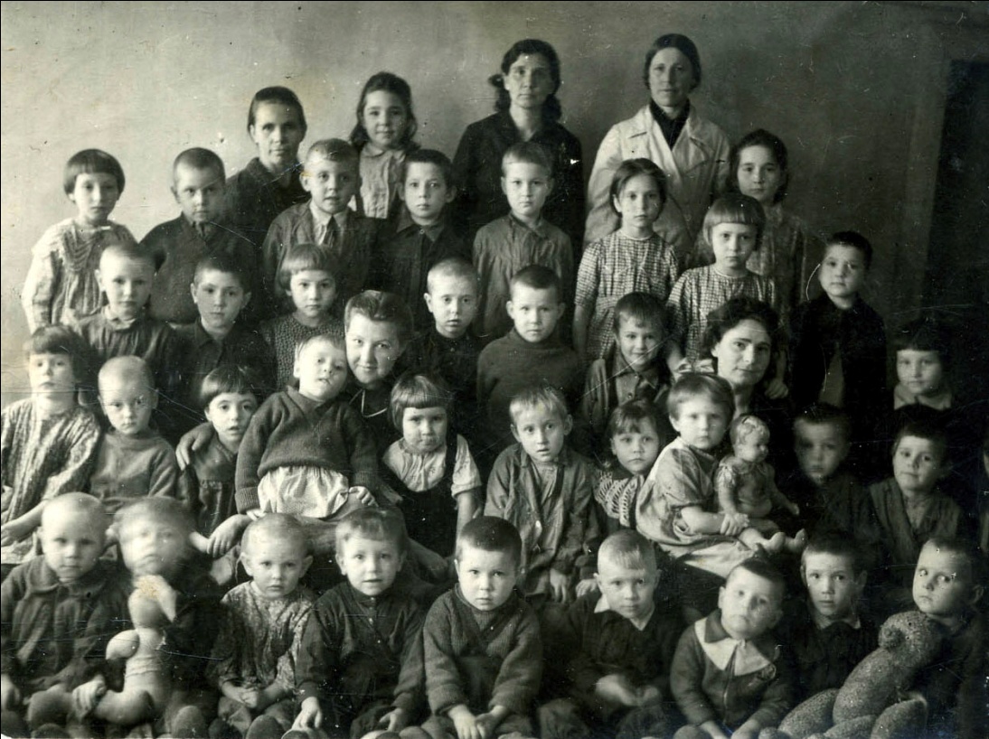 Валя Пелевин в детском саду п. Космынино (4-й справа в 3 ряду). 1946 г.