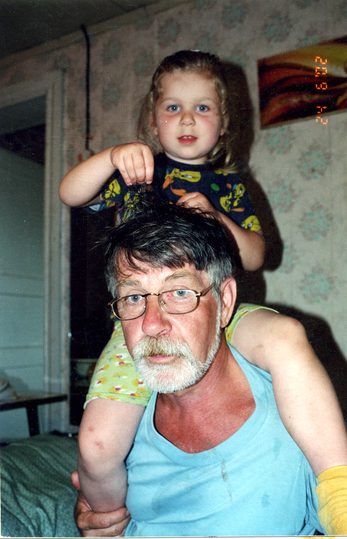Дедушка с внучкой Александрой.