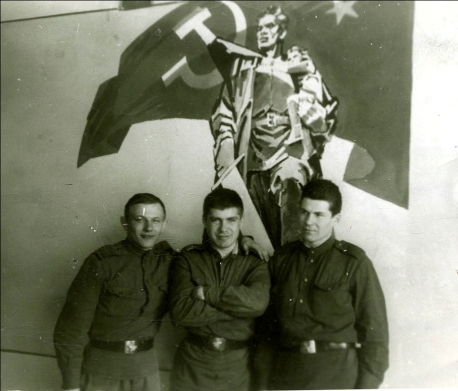 В. Пелёвин (в центре) с сослуживцами на фоне своего произведения.